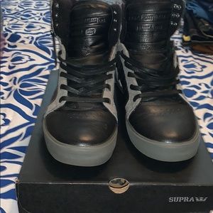 Men’s black and grey Supras